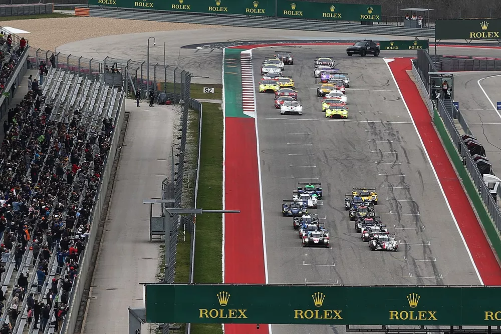 Start of the Lone Star Le Mans race, #1 Rebellion Racing Rebellion R-13 - Gibson: Bruno Senna, Gustavo Menezes, Norman Nato leads 
