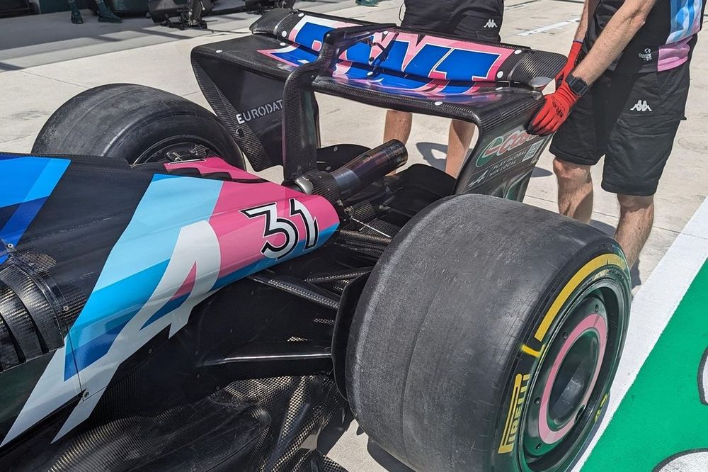 Alpine A524 detalle aler&oacute;n trasero