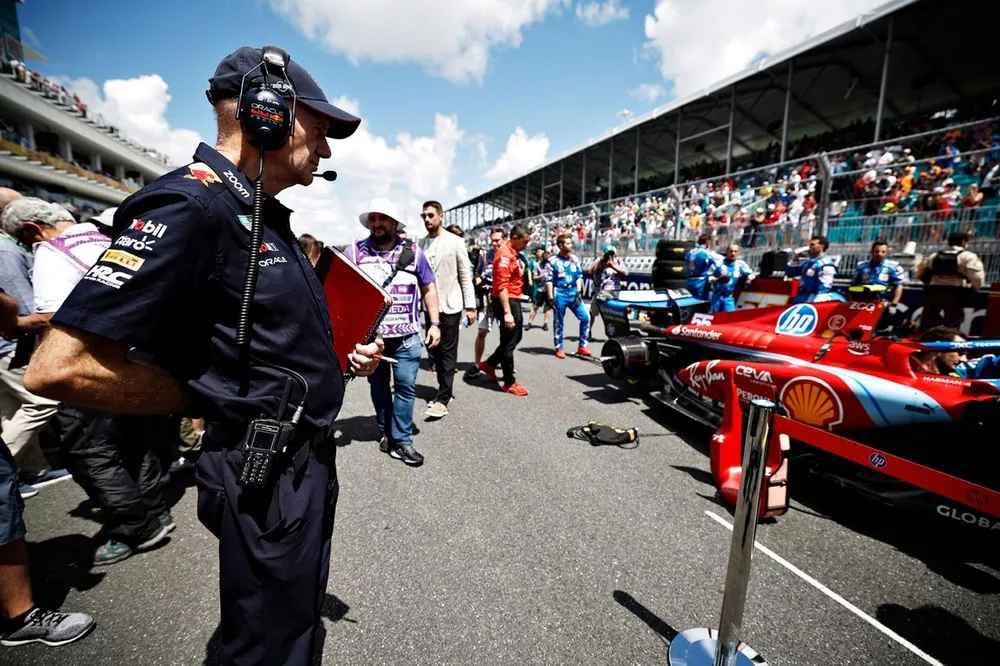 Adrian Newey, directeur technique en chef, Red Bull Racing, observe la Ferrari de Charles Leclerc sur la grille