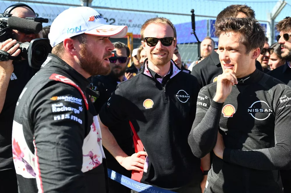 Oliver Rowland, Equipo Nissan de F&oacute;rmula E, con compa&ntilde;eros como Sacha Fenestraz, Equipo Nissan de F&oacute;rmula E