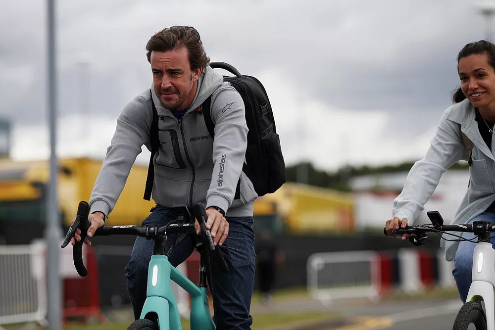 Fernando Alonso, Alpine F1 Team y Andrea Schlager llegan a la pista