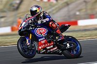 Razgatlioglu gana con autoridad en Donington, Bautista al suelo