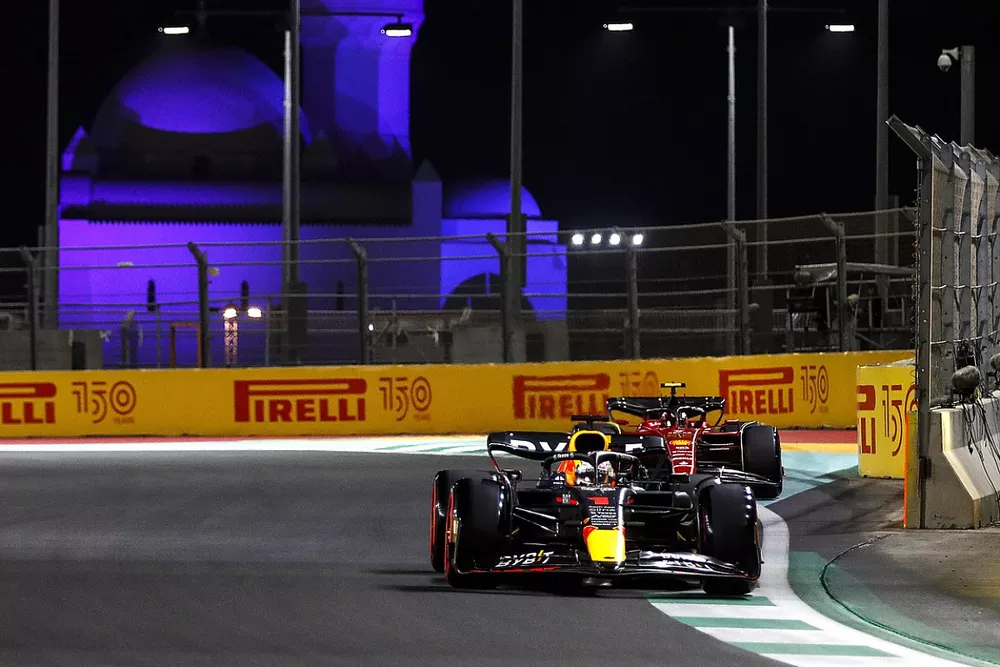 Max Verstappen, Red Bull Racing RB18, Carlos Sainz Jr., Ferrari F1-75