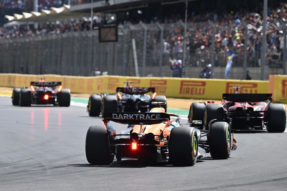 Max Verstappen, Red Bull Racing RB20, lidera seguido de George Russell, Mercedes F1 W15, Charles Leclerc, Ferrari SF-24, y Lando Norris, McLaren MCL38