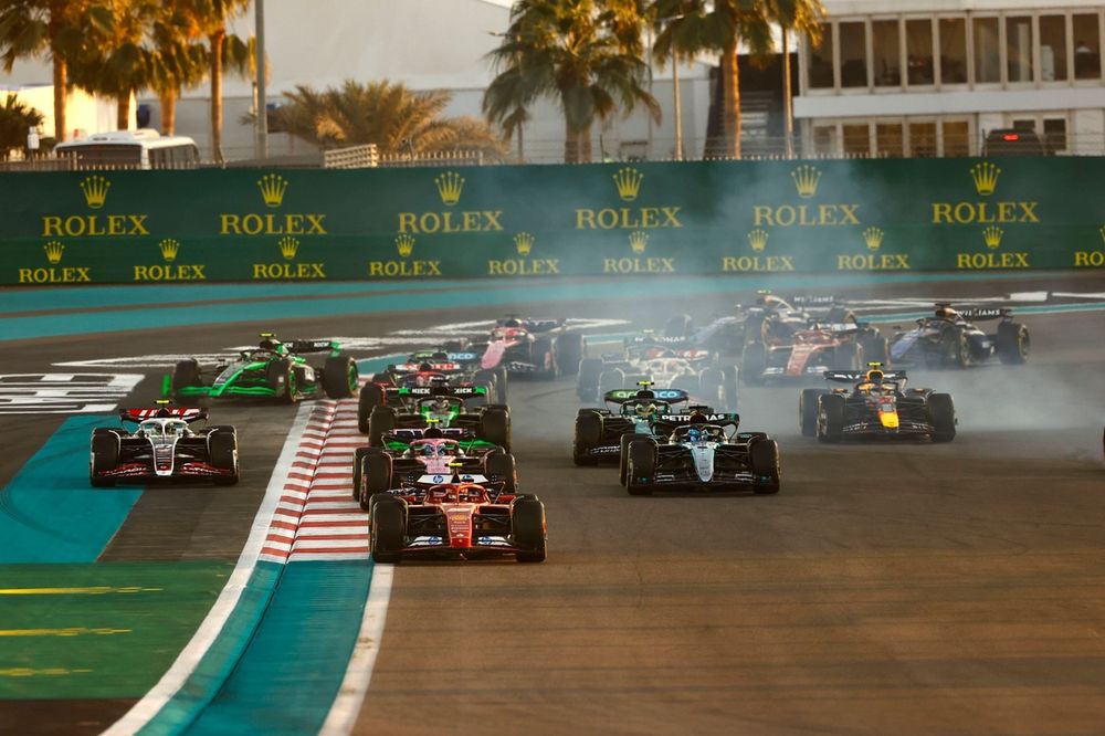 Carlos Sainz, Ferrari SF-24, George Russell, Mercedes F1 W15, Pierre Gasly, Alpine A524, Nico Hulkenberg, Haas VF-24, de rest van het veld in de openingsronde