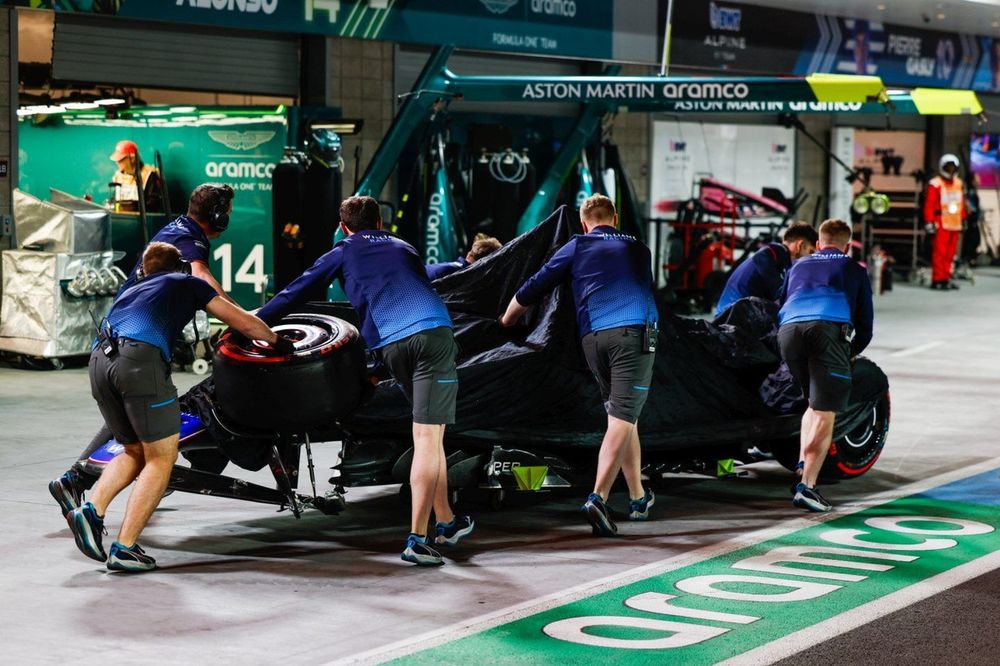 Los mec&aacute;nicos traen los restos del coche de Franco Colapinto, Williams FW46