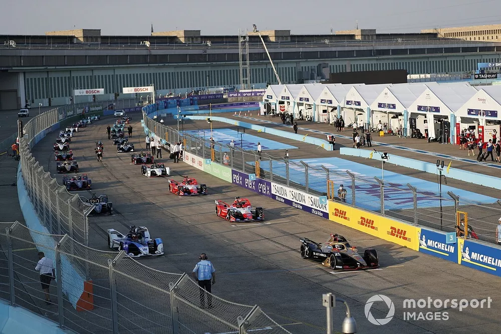 Jean-Eric Vergne, DS Techeetah, DS E-Tense FE20 the field at the start with Maximilian Gunther, BMW I Andretti Motorsports, BMW iFE.20 second, J&eacute;r&ocirc;me d'Ambrosio, Mahindra Racing, M6Electro , 3rd position, 