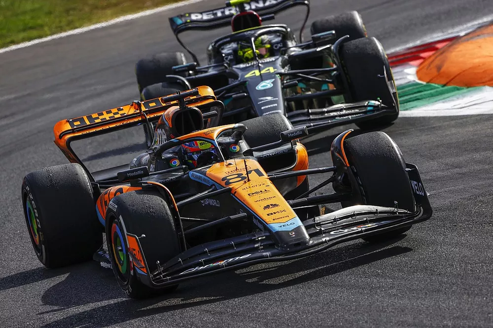 Oscar Piastri, McLaren MCL60, Lewis Hamilton, Mercedes F1 W14