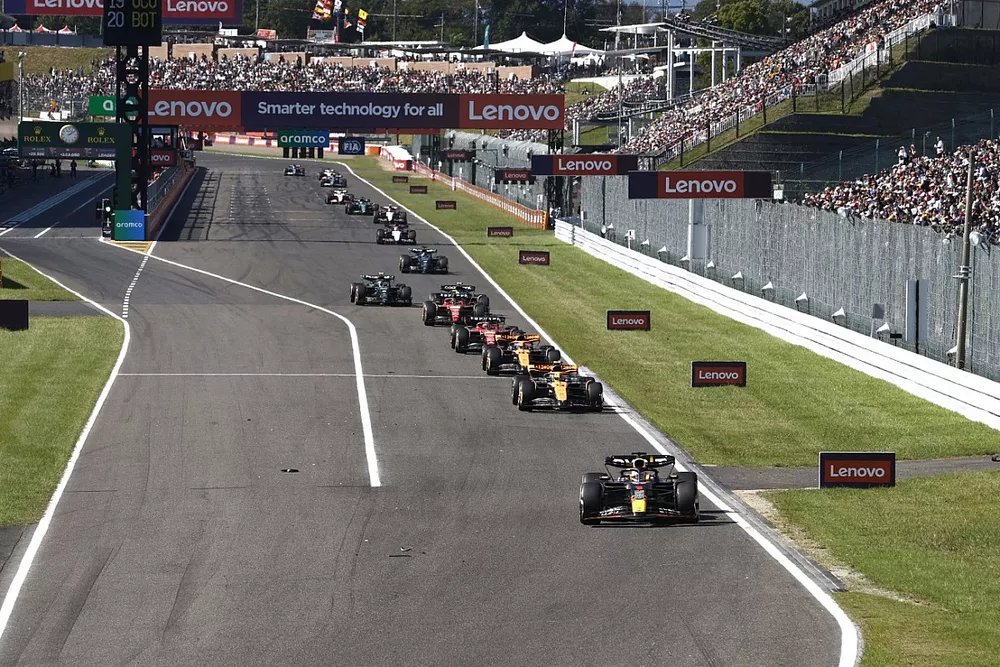 The Safety Car Max Verstappen, Red Bull Racing RB19, Lando Norris, McLaren MCL60, Oscar Piastri, McLaren MCL60, the rest of the field