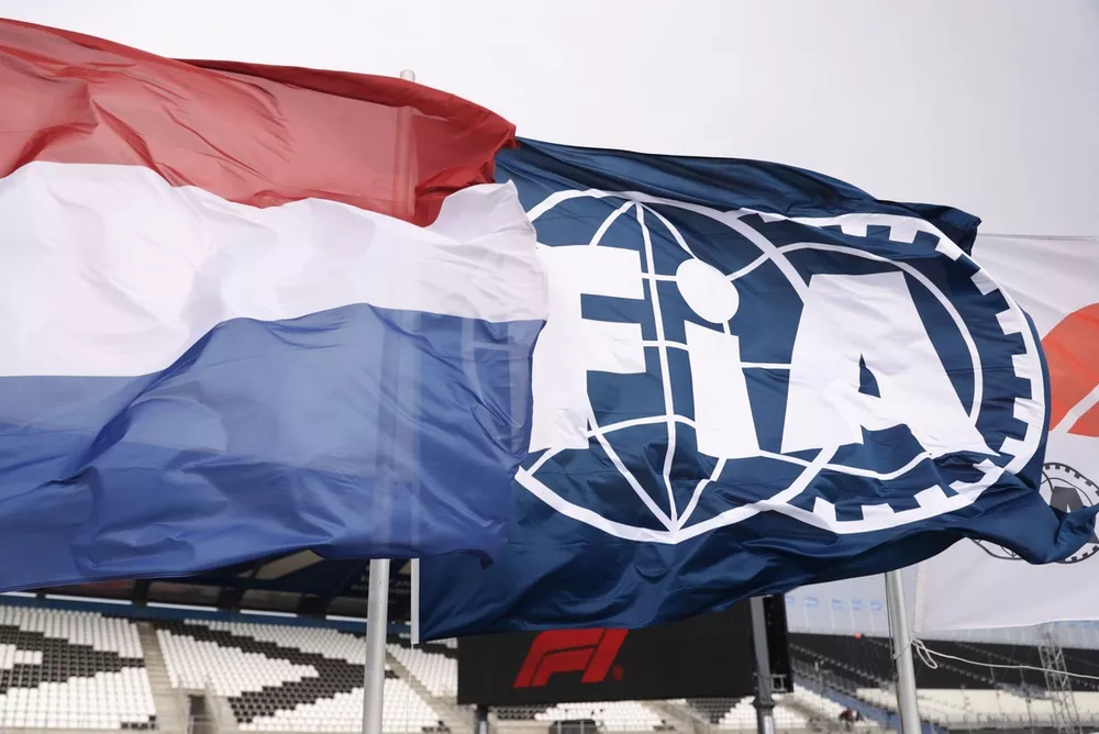 De Nederlandse vlag bij die van de FIA.