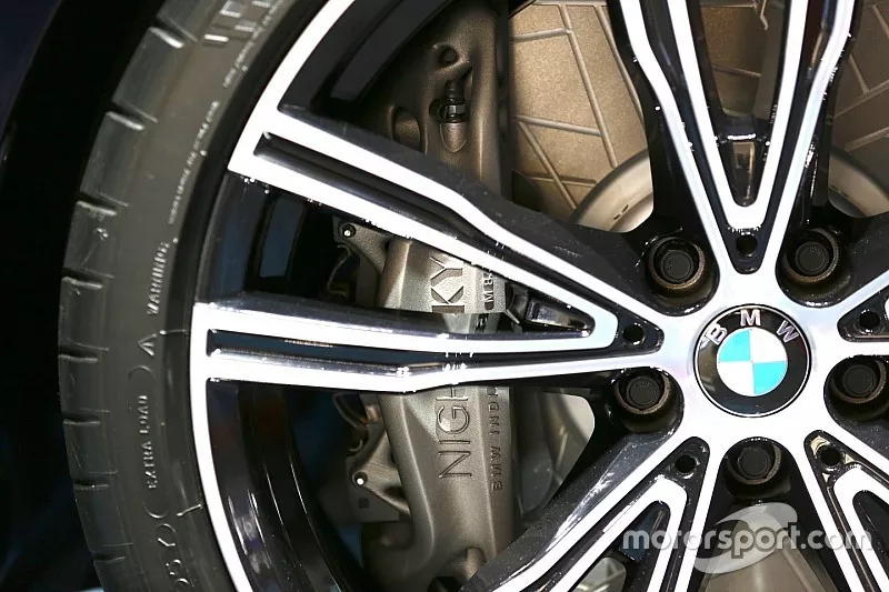 Dettaglio della pinza della BMW 850i Night Sky