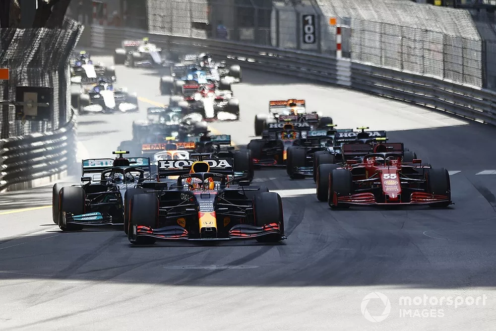 Max Verstappen, Red Bull Racing RB16B, leads at the start