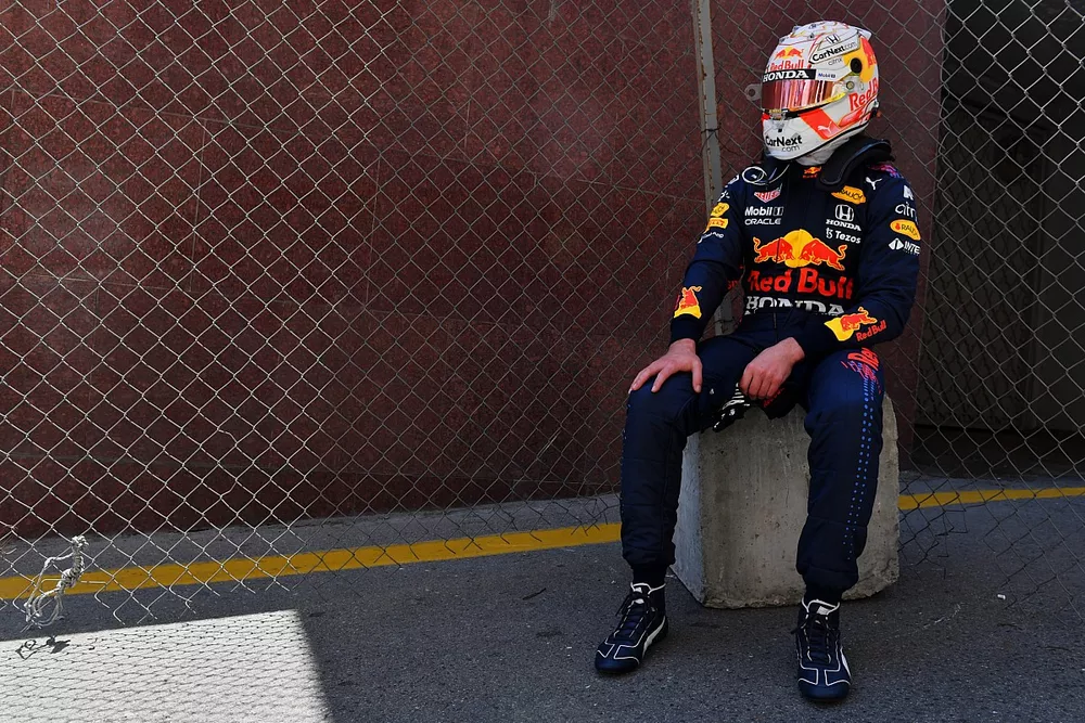 Max Verstappen, Red Bull Racing, assis en bord de piste apr&egrave;s avoir percut&eacute; un mur en EL3