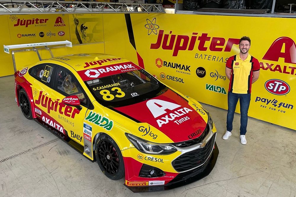 Gabriel Casagrande ao lado do novo layout do carro