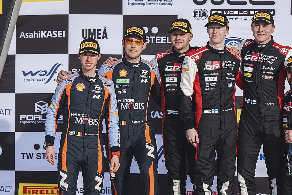 Podio: Ganadores Kalle Rovanperä, Jonne Halttunen, Toyota Gazoo Racing WRT Toyota GR Yaris Rally1, segundo lugar Thierry Neuville, Martijn Wydaeghe, Hyundai World Rally Team Hyundai i20 N Rally1, tercera posición Esapekka Lappi, Janne Ferm, Toyota Gazoo Racing WRT Toyota GR Yaris Rally1