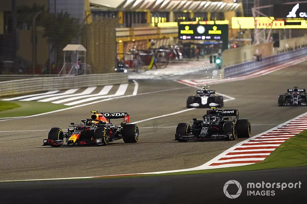 Sergio P&eacute;rez, Red Bull Racing RB16B, Sebastian Vettel, Aston Martin AMR21 