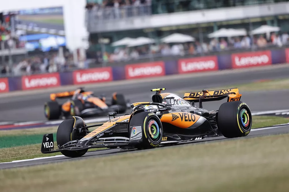 Lando Norris, McLaren MCL60, Oscar Piastri