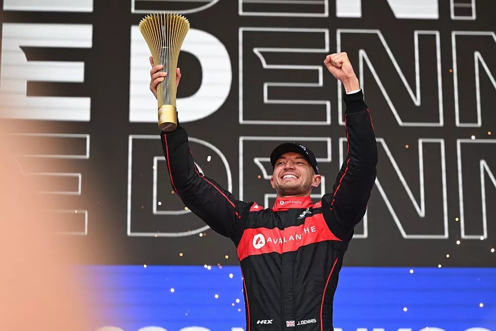 Jake Dennis, Andretti Autosport, 1. pozisyon, kupasını kaldırıyor
