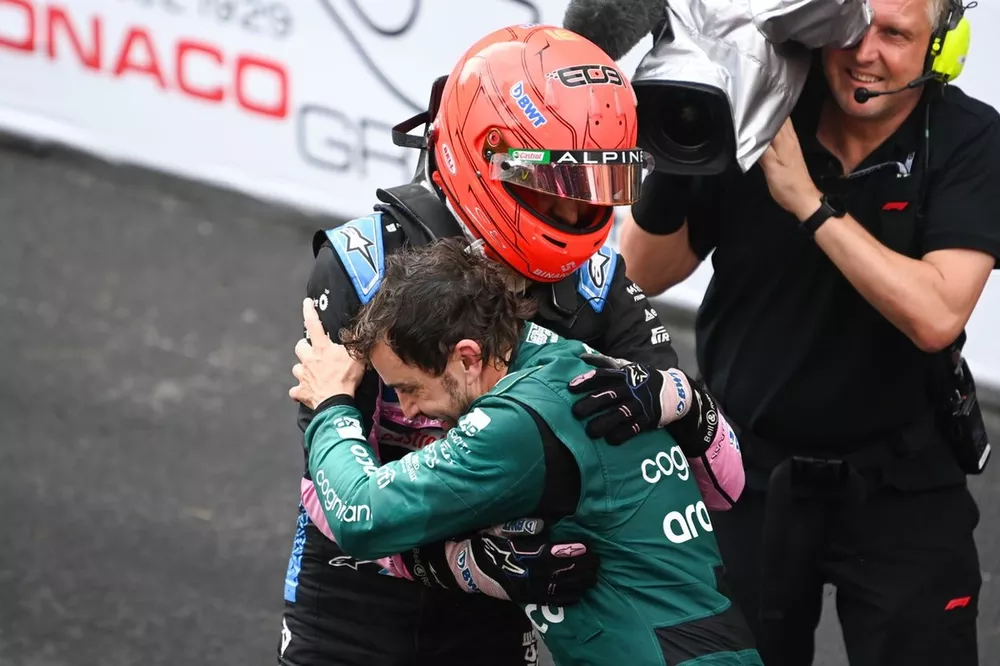Esteban Ocon, Alpine F1 Team, 3ª posición, celebra en Parc Ferme con Fernando Alonso, Aston Martin F1 Team, 2ª posición