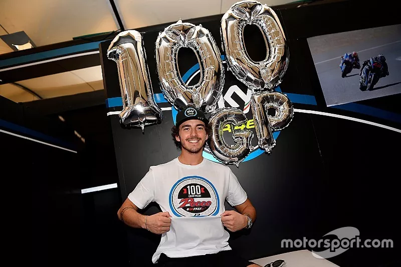 Francesco Bagnaia, Sky Racing Team VR46, mostra la maglietta celebrativa per il suo 100esimo GP