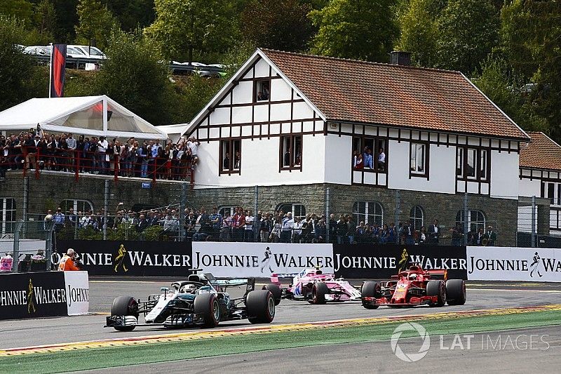 Lewis Hamilton, Mercedes AMG F1 W09,  Sebastian Vettel, Ferrari SF71H, y Esteban Ocon, Racing Point Force India VJM11,  vuelta de formación