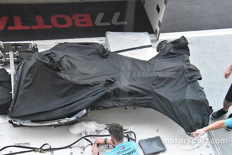 Mercedes: dalle casse sono stati scaricati a Marina Bay i due telai nudi della W09