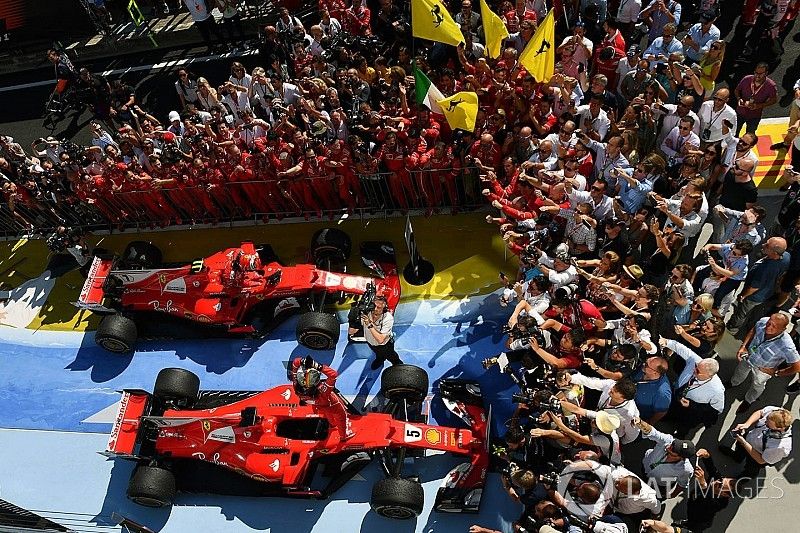 Ganador de la carrera Sebastian Vettel, Ferrari y el segundo lugar Kimi Raikkonen, Ferrari celebran 