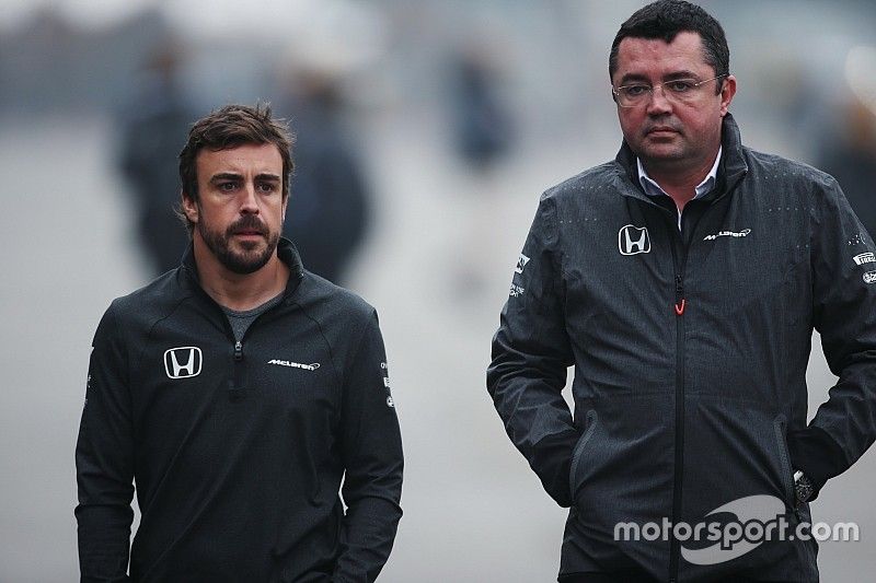 Fernando Alonso, McLaren, con Eric Boullier, Racing Director, McLaren