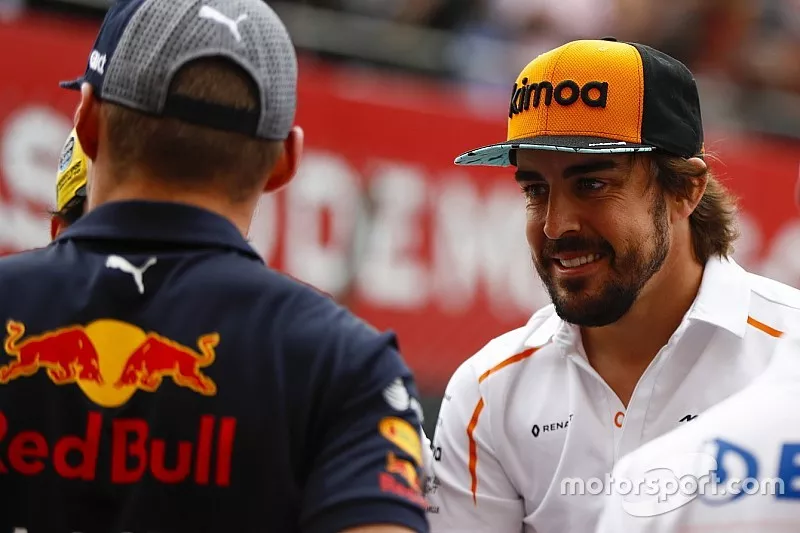 Fernando Alonso, McLaren, parla con Max Verstappen, Red Bull Racing e Sergio Perez, Force India
