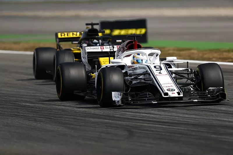 Marcus Ericsson, Sauber C37, devant Nico Hulkenberg, Renault Sport F1 Team R.S. 18