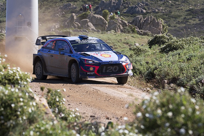WRC Sardinië: Neuville klopt Ogier na thriller