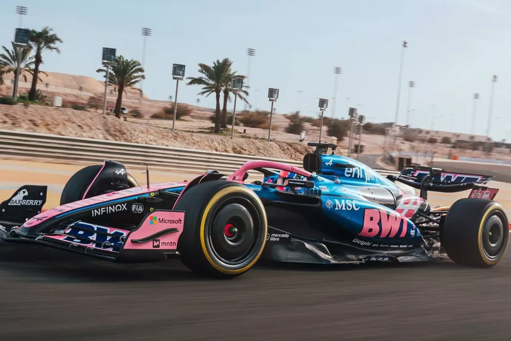 アルピーヌF1、2025年新車A525をバーレーンでシェイクダウン。「フィー