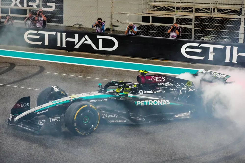 Lewis Hamilton, Mercedes F1 W15, réalise des donuts après la course