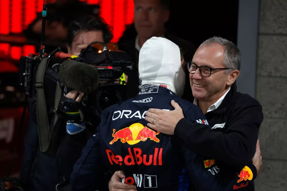 Stefano Domenicali, CEO, Formula One Group, feliciteert wereldkampioen Max Verstappen, Red Bull Racing 