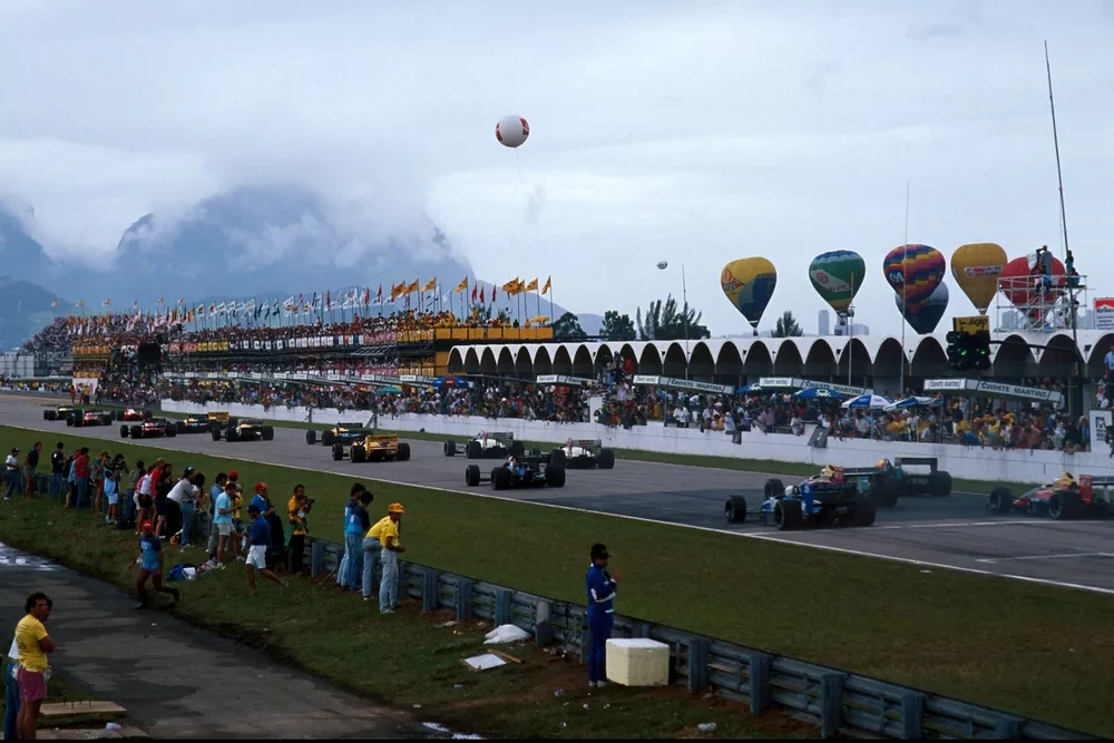 The field make their way to turn 1 as the race getting off the grid