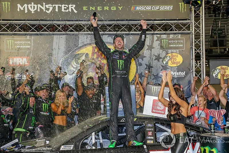 Kurt Busch, Stewart-Haas Racing, Ford Fusion Monster Energy / Haas Automation in victory lane