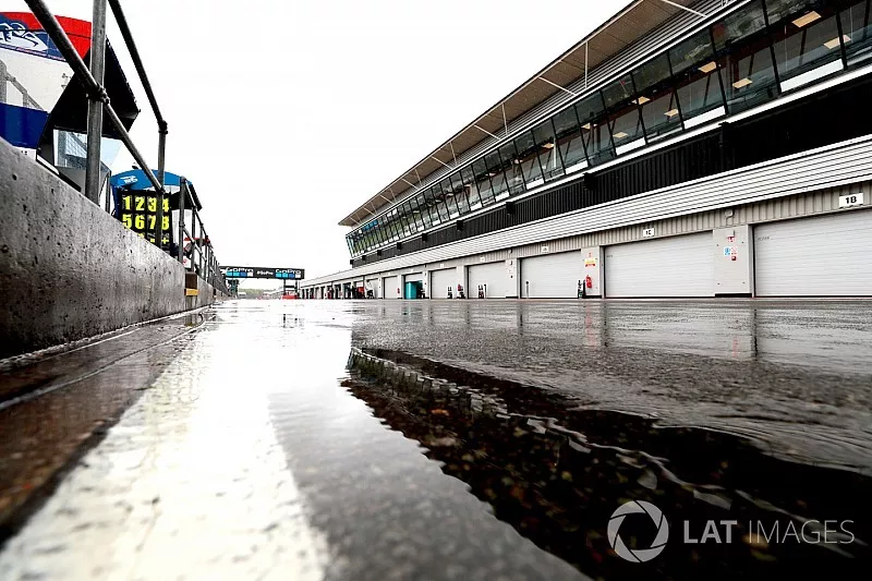 La piste mouill&eacute;e de Silverstone