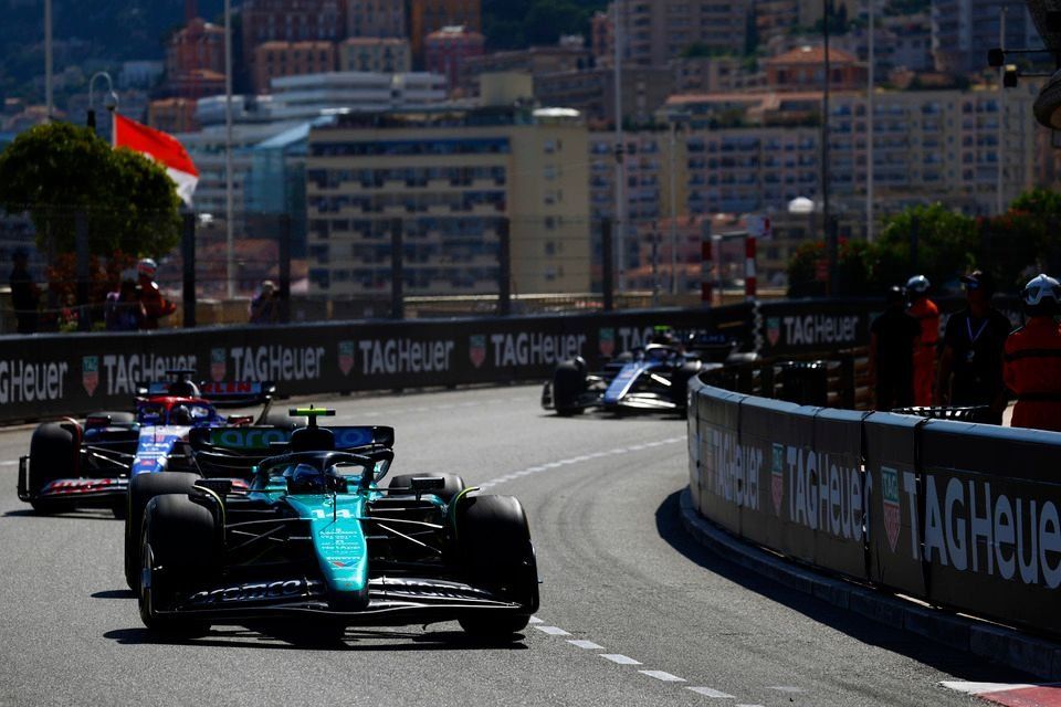 Fernando Alonso, Aston Martin AMR24, Daniel Ricciardo, RB F1 Team VCARB 01