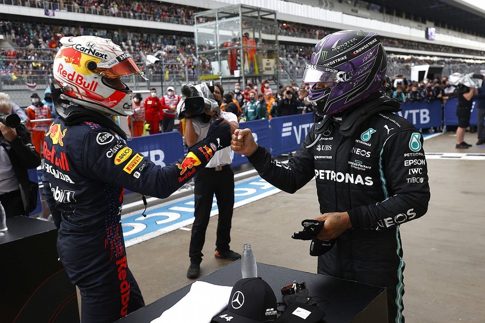 Segundo lugar Max Verstappen, Red Bull Racing y el ganador Lewis Hamilton, Mercedes, se felicitan mutuamente en Parc Ferme