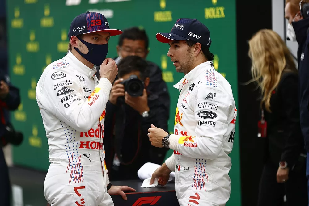 Max Verstappen, Red Bull Racing, 2&ordf; posici&oacute;n, y Sergio P&eacute;rez, Red Bull Racing, 3&ordf; posici&oacute;n, conversan en el Parc Ferme