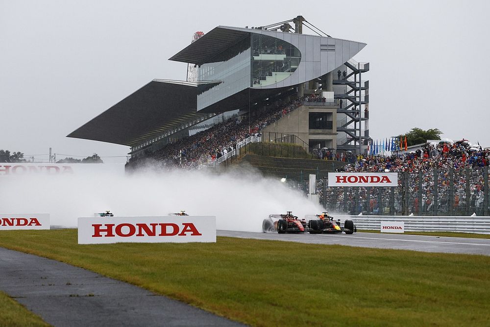 Max Verstappen, Red Bull Racing RB18, battles with Charles Leclerc, Ferrari F1-75, at the start