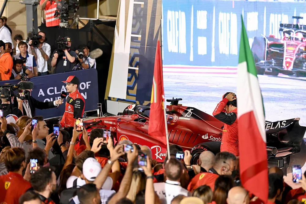 Charles Leclerc, Ferrari, 1a posizione, Carlos Sainz Jr., Ferrari, 2a posizione, in Parc Ferme