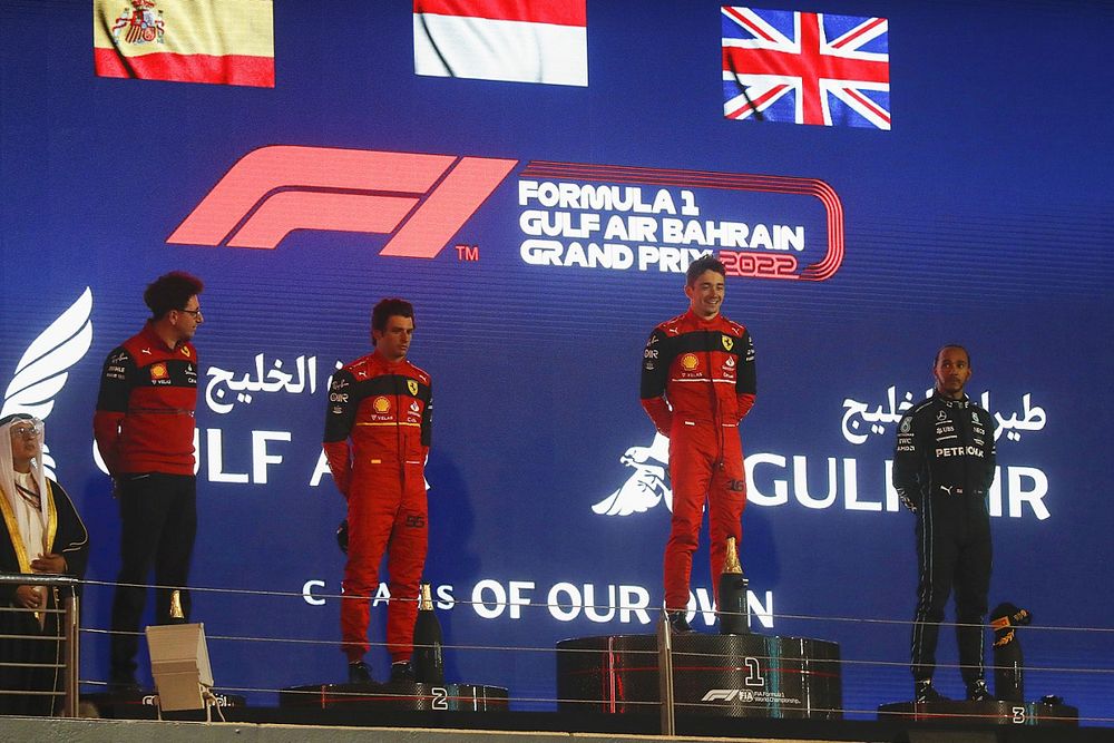 Podio: ganador de la carrera Charles Leclerc, Ferrari, segundo lugar Carlos Sainz Jr., Ferrari, tercer lugar Lewis Hamilton, Mercedes, Mattia Binotto, director del equipo, Ferrari