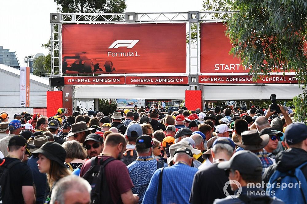 Les fans font la queue devant les portes