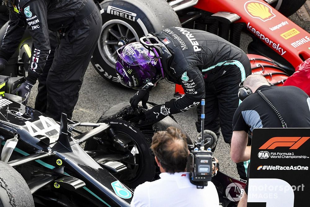 Race Winner Lewis Hamilton, Mercedes-AMG F1 looks at the damage to his car from a puncture in Parc Ferme 
