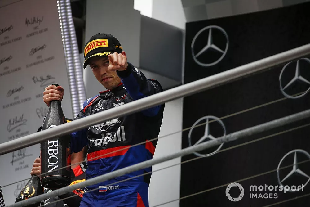 Le troisi&egrave;me, Daniil Kvyat, Toro Rosso, sur le podium