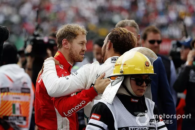 Sebastian Vettel, Ferrari, feliciteert Lewis Hamilton, Mercedes AMG F1, in Parc Ferme