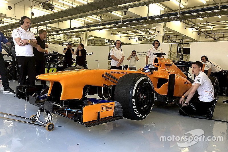 Vídeos: Alonso se sube a un F1... 17 horas después de su despedida