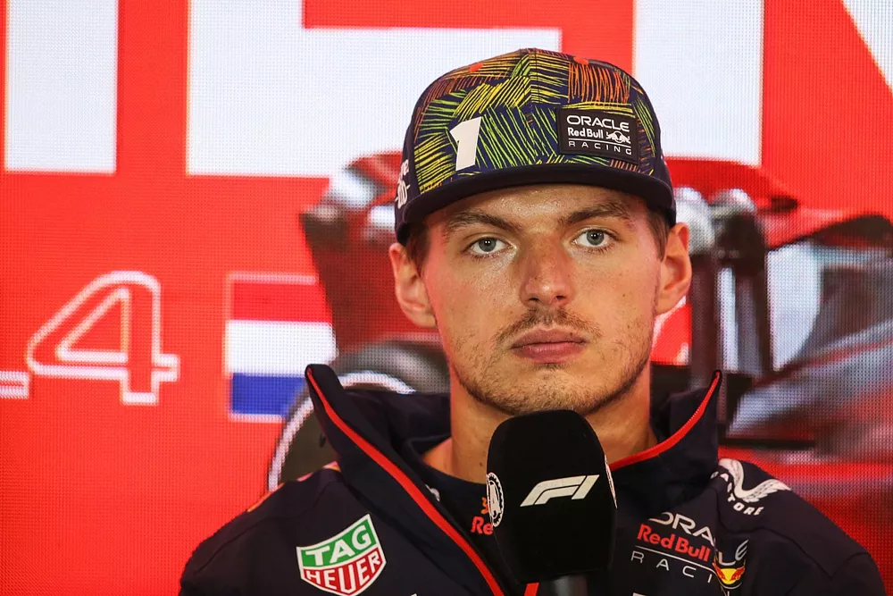 Max Verstappen, Red Bull Racing, 1&ordf; posici&oacute;n, en la rueda de prensa