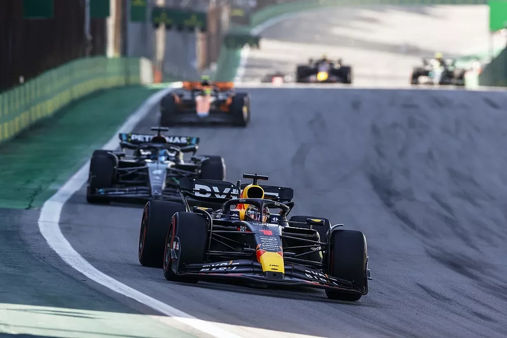 Max Verstappen, Red Bull Racing RB19, George Russell, Mercedes F1 W14, Lando Norris, McLaren MCL60